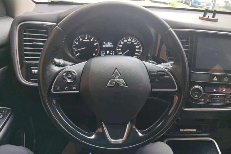 Used Mitsubishi Outlander 2019 2.0L Two-Wheel Drive Comfort Edition 5 Seats China V Standard Steering Wheel