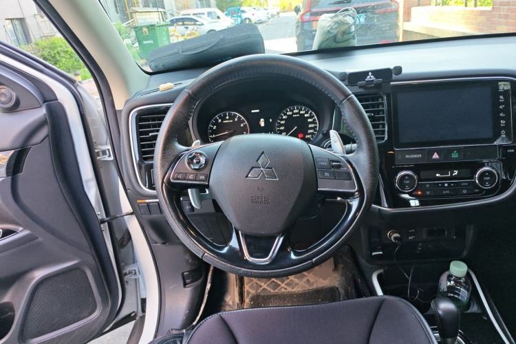 Used Mitsubishi Outlander 2019 2.4L 4x4 Zhi Xiang Edition 5 Seats China V Emission Standard Steering Wheel