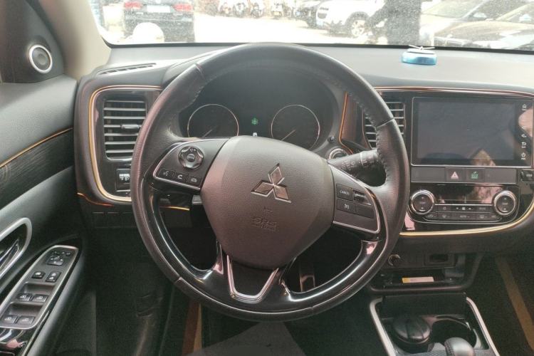 Used Mitsubishi Outlander 2019 2.0L Two-Wheel Drive Comfort Edition 7-Seater China VI Standard Steering Wheel