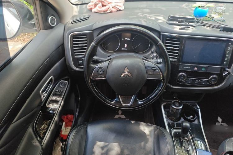 Used Mitsubishi Outlander 2019 2.0L Two-Wheel Drive Comfort Edition 5 Seats China V Standard Steering Wheel