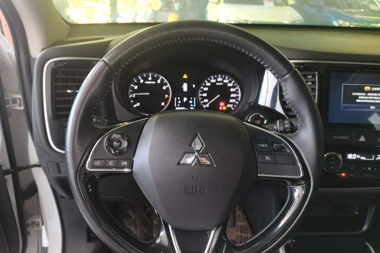 Used Mitsubishi Outlander 2019 2.0L Two-Wheel Drive Comfort Edition 7-Seater China VI Standard Steering Wheel