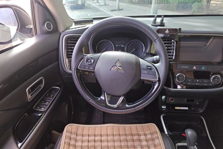 Used Mitsubishi Outlander 2019 2.0L Two-Wheel Drive Comfort Edition 5 Seats China VI Standard Steering Wheel