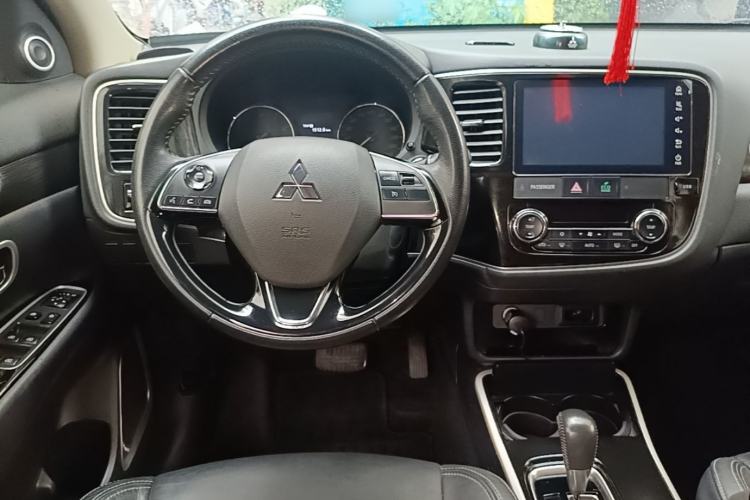 Used Mitsubishi Outlander 2019 2.0L Two-Wheel Drive Comfort Edition 5 Seats China VI Standard Steering Wheel
