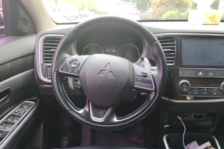 Used Mitsubishi Outlander 2019 2.4L 4x4 Zhi Xiang Edition 7 Seats China V Emission Standard Steering Wheel