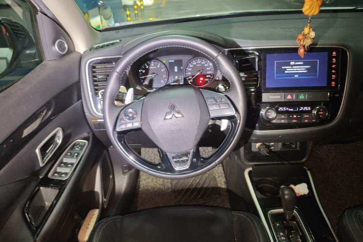 Used Mitsubishi Outlander 2019 2.4L 4x4 Zhi Xiang Edition 7 Seats China V Emission Standard Steering Wheel