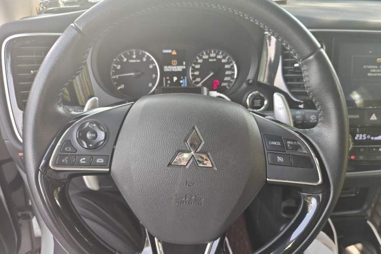 Used Mitsubishi Outlander 2019 2.4L 4x4 Zhi Xiang Edition 7 Seats China VI Standard Steering Wheel