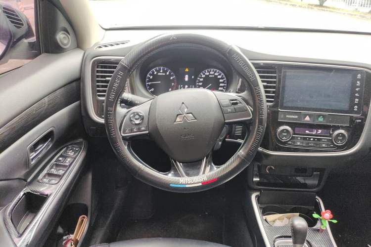 Used Mitsubishi Outlander 2019 2.0L Two-Wheel Drive Comfort Edition 5 Seats China VI Standard Steering Wheel