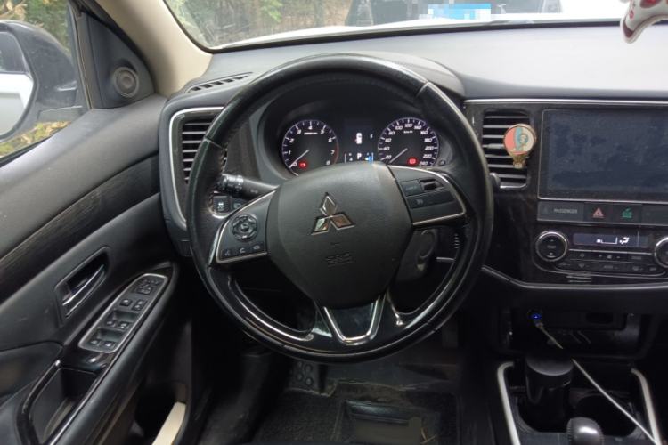 Used Mitsubishi Outlander 2019 2.0L Two-Wheel Drive Comfort Edition 5 Seats China V Standard Steering Wheel