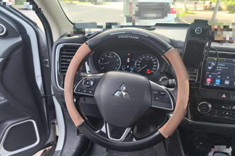Used Mitsubishi Outlander 2019 2.0L Two-Wheel Drive Comfort Edition 5 Seats China V Standard Steering Wheel