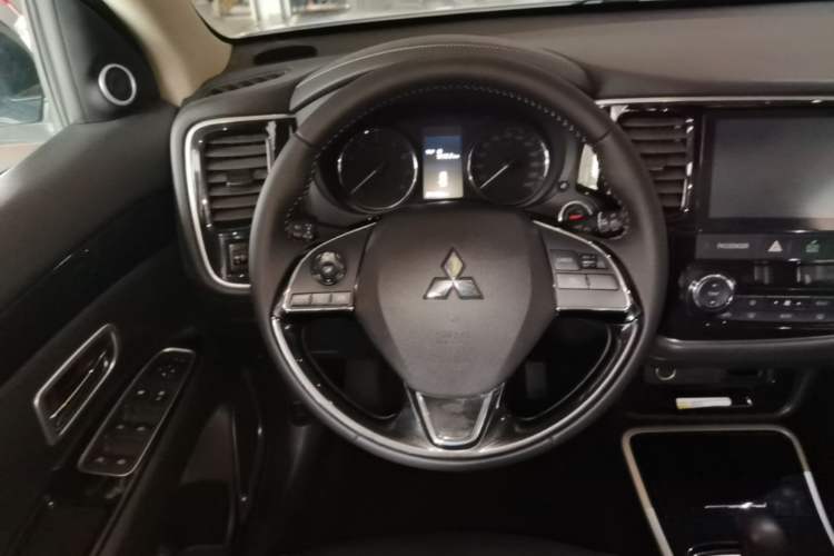 Used Mitsubishi Outlander 2019 2.0L Two-Wheel Drive Comfort Edition 7-Seater China VI Standard Steering Wheel