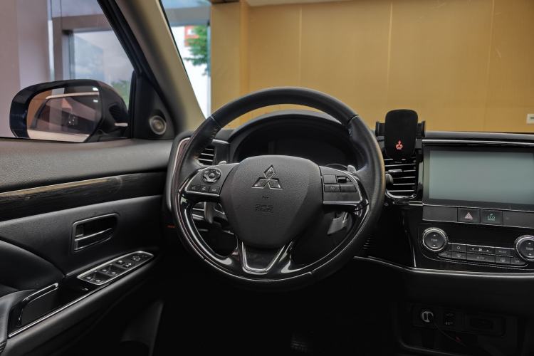 Used Mitsubishi Outlander 2019 2.4L 4x4 Zhi Xiang Edition 5 Seats China V Emission Standard Steering Wheel