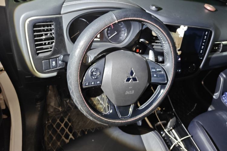 Used Mitsubishi Outlander 2019 2.4L 4x4 Zhi Xiang Edition 5 Seats China V Emission Standard Steering Wheel