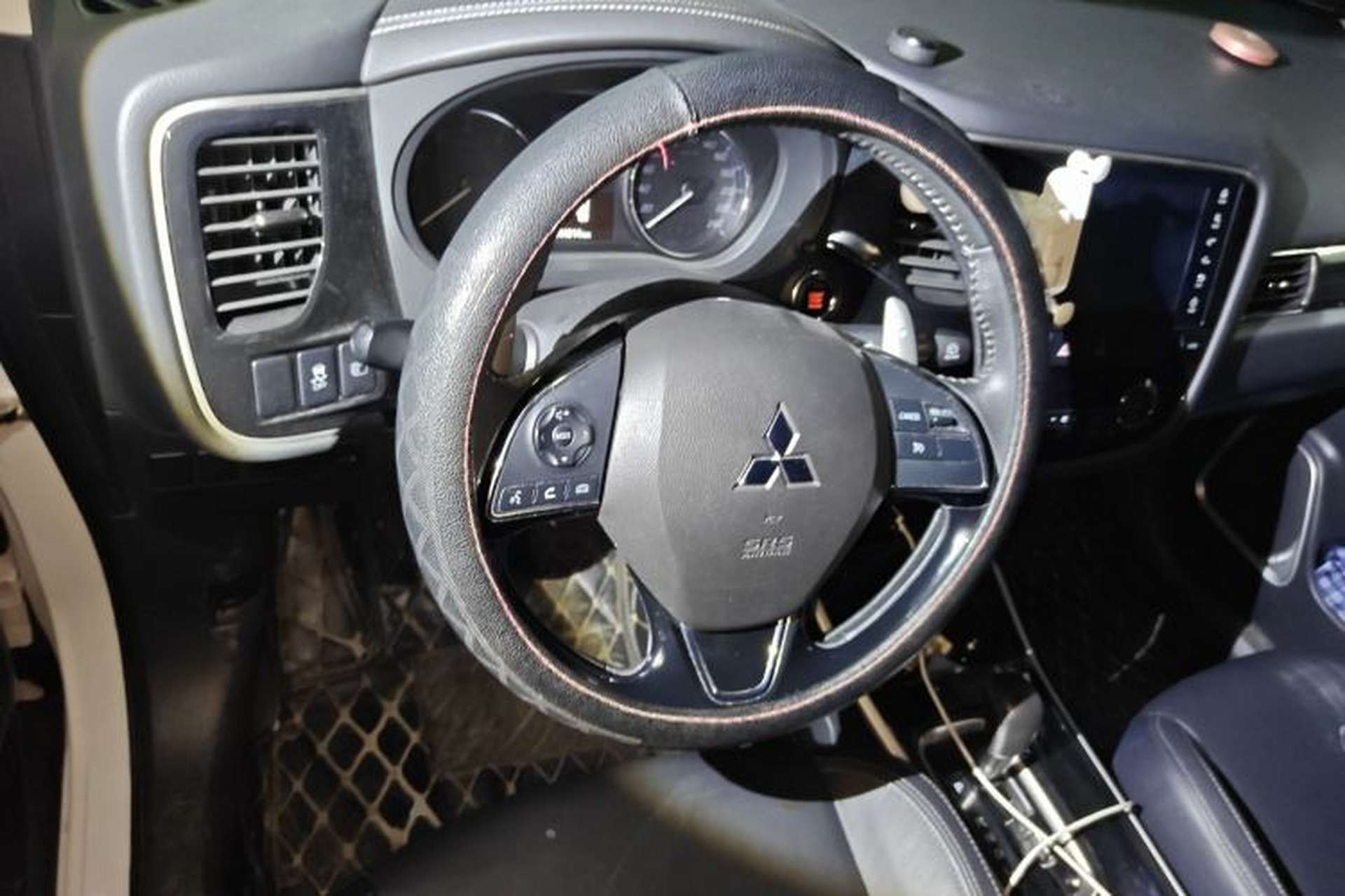 Used Mitsubishi Outlander 2019 2.4L 4x4 Zhi Xiang Edition 5 Seats China V Emission Standard Steering Wheel