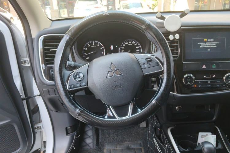 Used Mitsubishi Outlander 2019 2.0L Two-Wheel Drive Comfort Edition 5 Seats China VI Standard Steering Wheel