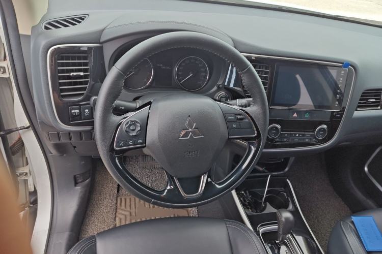 Used Mitsubishi Outlander 2019 2.0L Two-Wheel Drive Comfort Edition 7-Seater China VI Standard Steering Wheel
