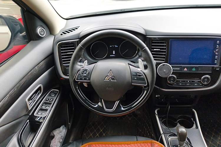 Used Mitsubishi Outlander 2019 2.4L 4x4 Zhi Xiang Edition 7 Seats China VI Standard Steering Wheel