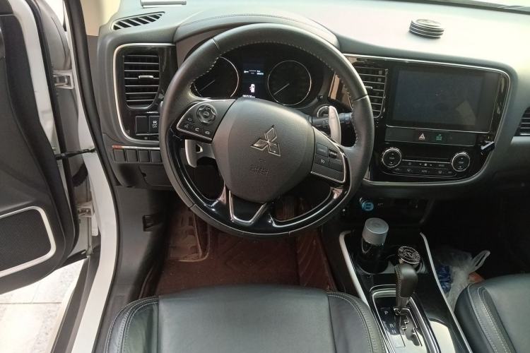 Used Mitsubishi Outlander 2019 2.4L 4x4 Zhi Xiang Edition 7 Seats China VI Standard Steering Wheel
