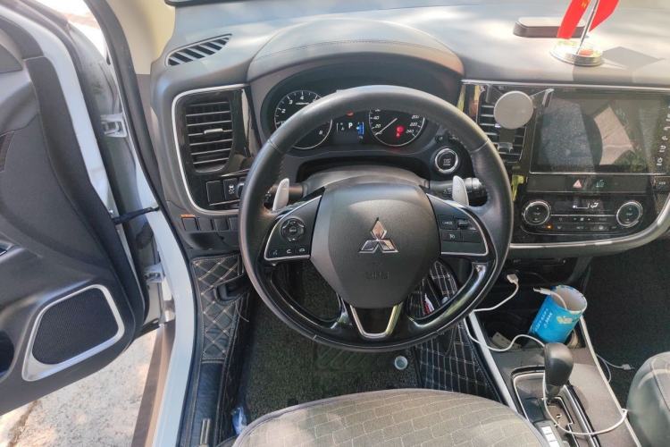 Used Mitsubishi Outlander 2019 2.4L 4x4 Zhi Xiang Edition 5 Seats China V Emission Standard Steering Wheel