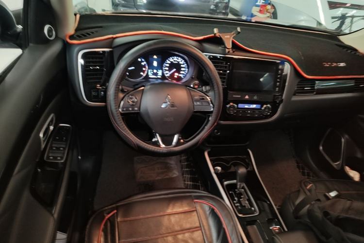 Used Mitsubishi Outlander 2019 2.0L Two-Wheel Drive Comfort Edition 5 Seats China VI Standard Steering Wheel