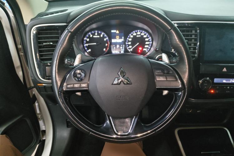 Used Mitsubishi Outlander 2019 2.4L 4x4 Zhi Xiang Edition 5 Seats China V Emission Standard Steering Wheel