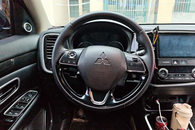 Used Mitsubishi Outlander 2019 2.0L Two-Wheel Drive Comfort Edition 5 Seats China VI Standard Steering Wheel