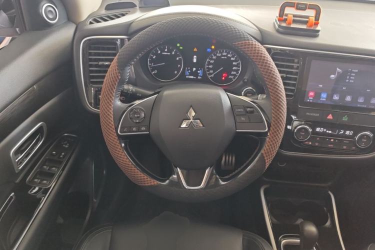 Used Mitsubishi Outlander 2019 2.0L Two-Wheel Drive Comfort Edition 5 Seats China V Standard Steering Wheel