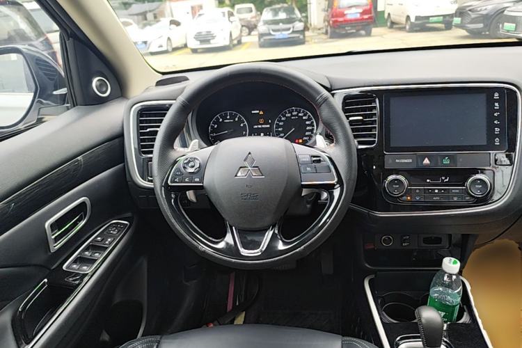 Used Mitsubishi Outlander 2019 2.4L 4x4 Zhi Xiang Edition 7 Seats China VI Standard Steering Wheel