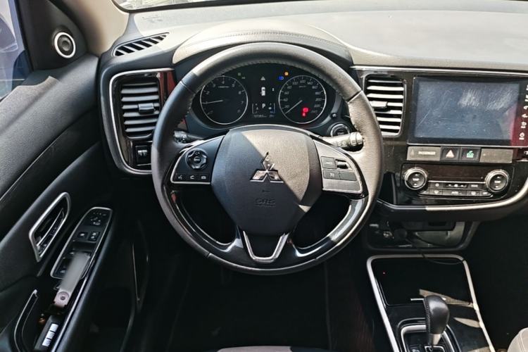 Used Mitsubishi Outlander 2019 2.0L Two-Wheel Drive Comfort Edition 5 Seats China V Standard Steering Wheel