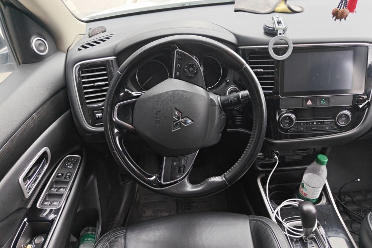 Used Mitsubishi Outlander 2019 2.0L Two-Wheel Drive Comfort Edition 5 Seats China V Standard Steering Wheel