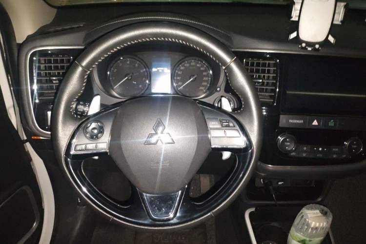 Used Mitsubishi Outlander 2019 2.4L 4x4 Zhi Xiang Edition 5 Seats China VI Standard Steering Wheel