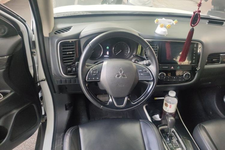Used Mitsubishi Outlander 2019 2.0L Two-Wheel Drive Comfort Edition 5 Seats China VI Standard Steering Wheel