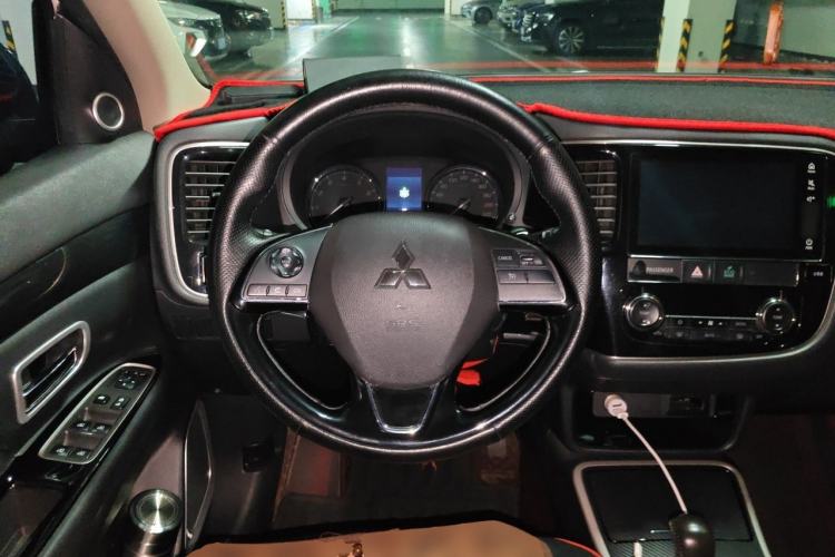 Used Mitsubishi Outlander 2019 2.0L Two-Wheel Drive Comfort Edition 7-Seater China VI Standard Steering Wheel