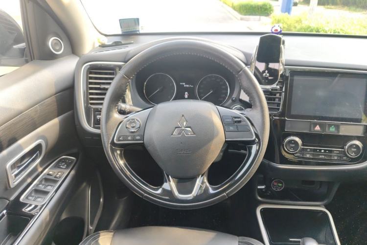 Used Mitsubishi Outlander 2019 2.0L Two-Wheel Drive Comfort Edition 5 Seats China VI Standard Steering Wheel