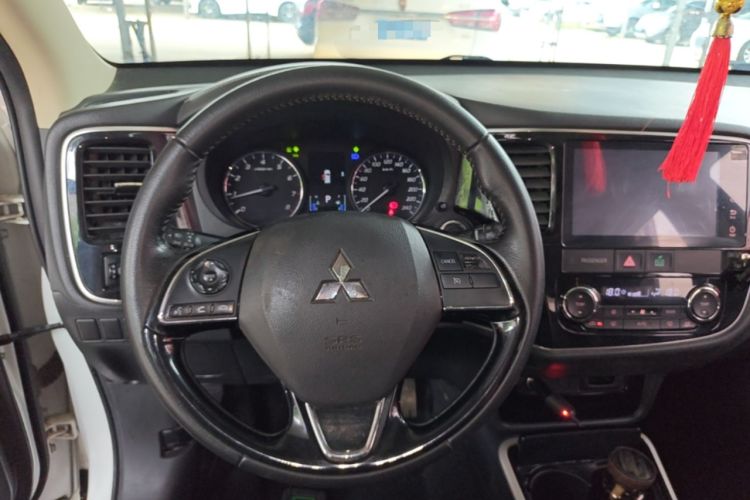 Used Mitsubishi Outlander 2019 2.0L Two-Wheel Drive Comfort Edition 5 Seats China V Standard Steering Wheel