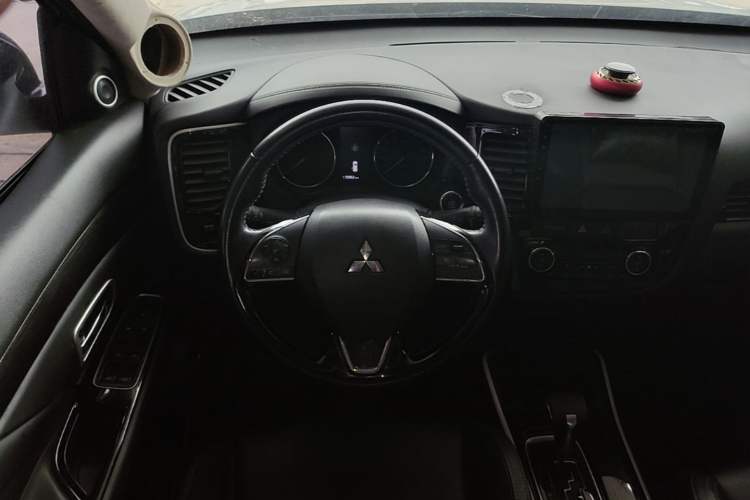 Used Mitsubishi Outlander 2019 2.0L Two-Wheel Drive Comfort Edition 5 Seats China V Standard Steering Wheel