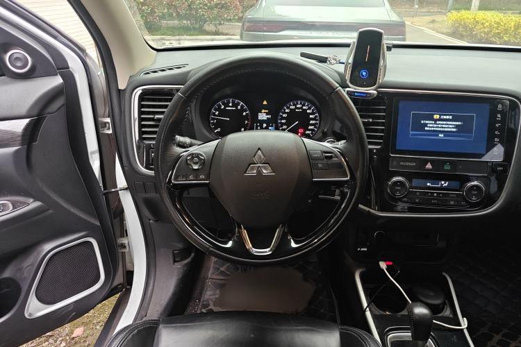 Used Mitsubishi Outlander 2019 2.0L Two-Wheel Drive Comfort Edition 5 Seats China VI Standard Steering Wheel