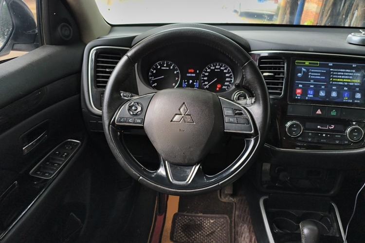 Used Mitsubishi Outlander 2019 2.0L Two-Wheel Drive Comfort Edition 5 Seats China VI Standard Steering Wheel