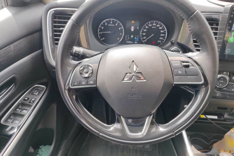 Used Mitsubishi Outlander 2019 2.0L Two-Wheel Drive Comfort Edition 5 Seats China VI Standard Steering Wheel