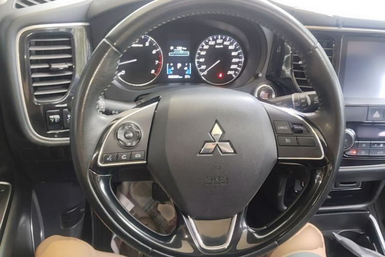 Used Mitsubishi Outlander 2019 2.0L Two-Wheel Drive Comfort Edition 5 Seats China VI Standard Steering Wheel