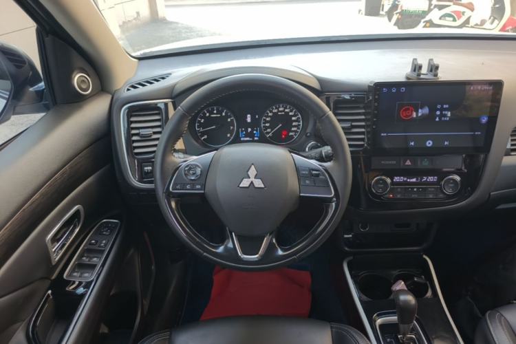 Used Mitsubishi Outlander 2019 2.0L Two-Wheel Drive Comfort Edition 5 Seats China VI Standard Steering Wheel