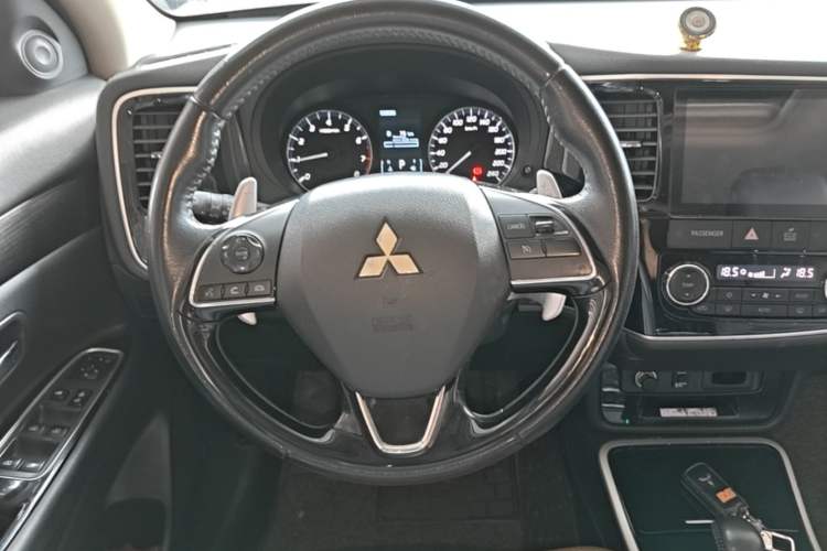 Used Mitsubishi Outlander 2019 2.4L 4x4 Zhi Xiang Edition 5 Seats China VI Standard Steering Wheel