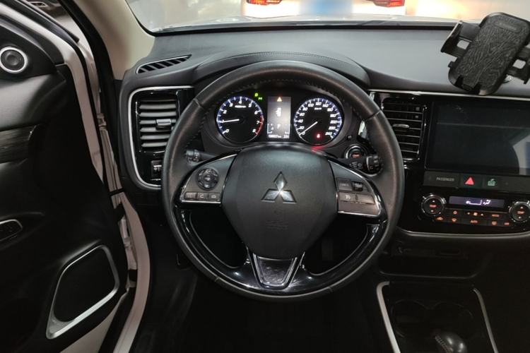 Used Mitsubishi Outlander 2019 2.0L Two-Wheel Drive Comfort Edition 5 Seats China VI Standard Steering Wheel