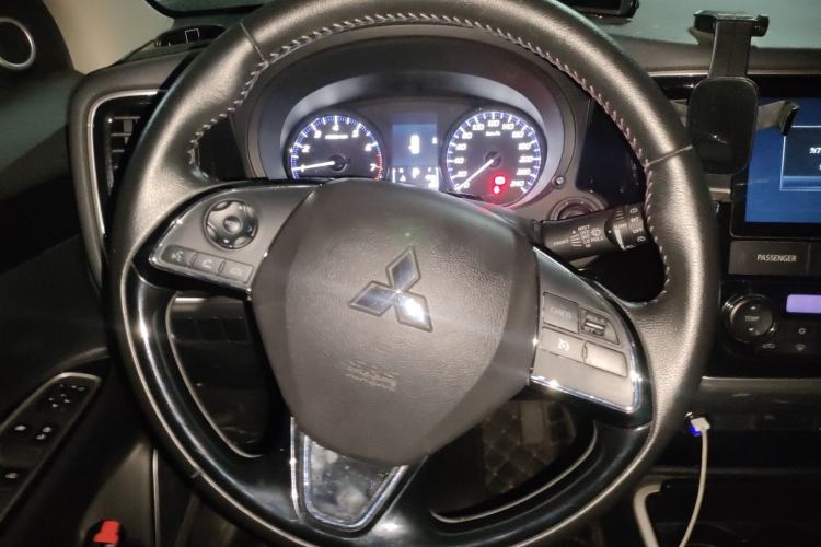 Used Mitsubishi Outlander 2019 2.0L Two-Wheel Drive Comfort Edition 5 Seats China VI Standard Steering Wheel