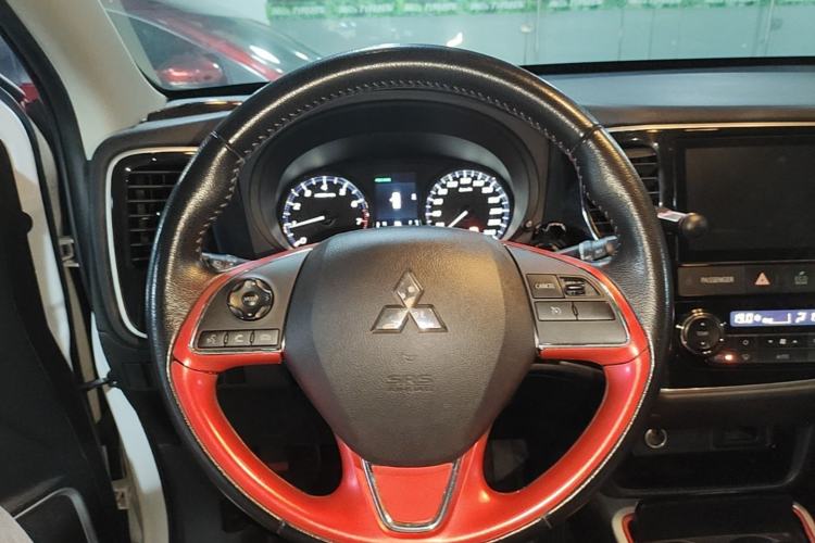Used Mitsubishi Outlander 2019 2.0L Two-Wheel Drive Comfort Edition 7 Seats China V Emission Standard Steering Wheel