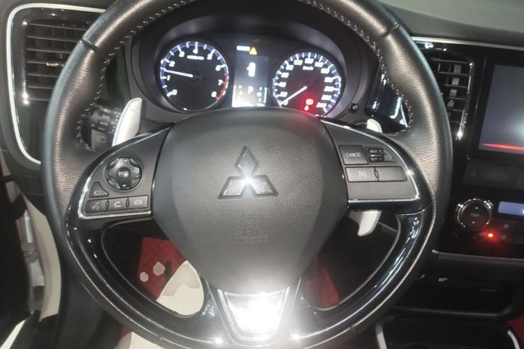 Used Mitsubishi Outlander 2019 2.4L 4x4 Zhi Xiang Edition 7 Seats China VI Standard Steering Wheel