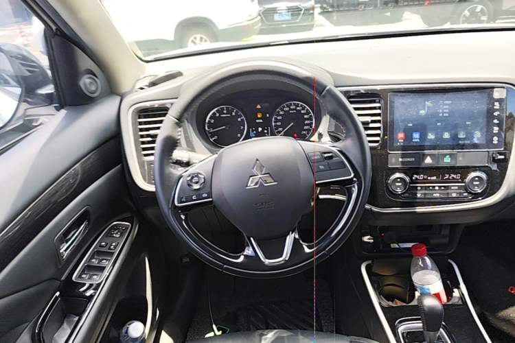 Used Mitsubishi Outlander 2019 2.0L Two-Wheel Drive Comfort Edition 5 Seats China VI Standard Steering Wheel