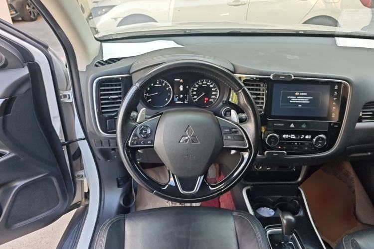 Used Mitsubishi Outlander 2019 2.4L 4x4 Zhi Xiang Edition 7 Seats China VI Standard Steering Wheel
