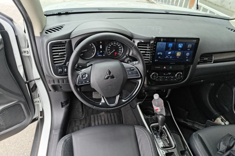 Used Mitsubishi Outlander 2019 2.0L Two-Wheel Drive Comfort Edition 5 Seats China V Standard Steering Wheel
