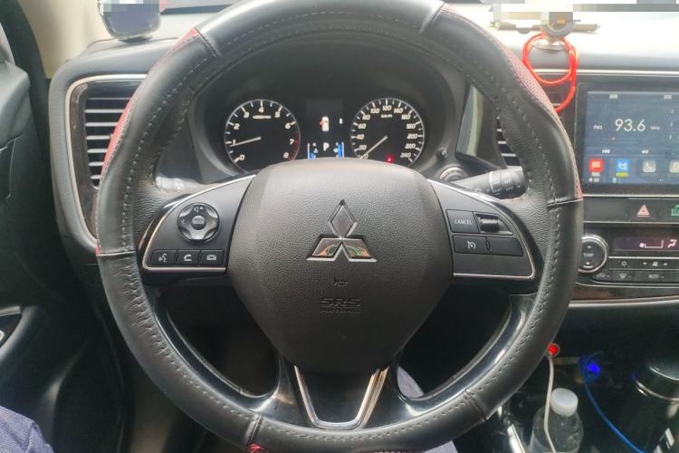 Used Mitsubishi Outlander 2019 2.0L Two-Wheel Drive Comfort Edition 7-Seater China VI Standard Steering Wheel