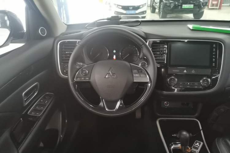 Used Mitsubishi Outlander 2019 2.0L Two-Wheel Drive Comfort Edition 5 Seats China V Standard Steering Wheel